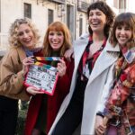 Paula Malia Instagram - Amigas, después de muchos podcasts, risas, fiestas, llantos, bodas, vinos, y sobretodo mucho amor VOLVEMOS✨ Gracias por este último rodeo @netflixes @plano_a_plano @betacoqueta @marinaperezb @laura_m_campos Nos vemos en la 4a Temporada 👠👠