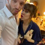 Paula Malia Instagram - Uff… por dónde empiezo… Esta semana hemos terminado el rodaje de la tercera temporada de Valeria. Ahora mismo estoy en un ave cargada con maletas y mil bolsas volviendo hacia mi casa. Me siento muy muy feliz (y muy melancólica también, no nos vamos a engañar). Ha sido un viaje precioso. Me llevo conmigo mil horas de risas, de bromas, de cantar a c.tangana en el camerino, de bailes y de familia. Gracias @juanluchadorr por ser casa y por tener la paciencia de corregirme cada vez que conjugo mal el verbo “ir”. Gracias @didigmz @teresariott y @silmalopez . Os quiero amigas, aunque ya lo sabéis. Y gracias a todo el equipo por sostenernos y remar con nosotras. Viva Valeria.
