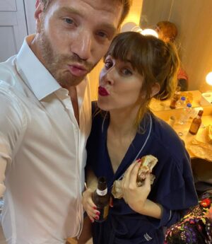 Paula Malia Instagram - Uff… por dónde empiezo… Esta semana hemos terminado el rodaje de la tercera temporada de Valeria. Ahora mismo estoy en un ave cargada con maletas y mil bolsas volviendo hacia mi casa. Me siento muy muy feliz (y muy melancólica también, no nos vamos a engañar). Ha sido un viaje precioso. Me llevo conmigo mil horas de risas, de bromas, de cantar a c.tangana en el camerino, de bailes y de familia. Gracias  @juanluchadorr por ser casa y por tener la paciencia de corregirme cada vez que conjugo mal el verbo “ir”. Gracias @didigmz @teresariott y @silmalopez . Os quiero amigas, aunque ya lo sabéis. Y gracias a todo el equipo por sostenernos y remar con nosotras. 
Viva Valeria.