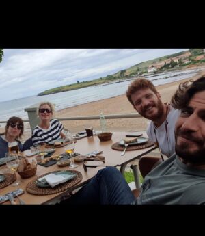 Paula Malia Instagram - Uff… por dónde empiezo… Esta semana hemos terminado el rodaje de la tercera temporada de Valeria. Ahora mismo estoy en un ave cargada con maletas y mil bolsas volviendo hacia mi casa. Me siento muy muy feliz (y muy melancólica también, no nos vamos a engañar). Ha sido un viaje precioso. Me llevo conmigo mil horas de risas, de bromas, de cantar a c.tangana en el camerino, de bailes y de familia. Gracias  @juanluchadorr por ser casa y por tener la paciencia de corregirme cada vez que conjugo mal el verbo “ir”. Gracias @didigmz @teresariott y @silmalopez . Os quiero amigas, aunque ya lo sabéis. Y gracias a todo el equipo por sostenernos y remar con nosotras. 
Viva Valeria.