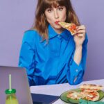 Paula Malia Instagram – ¿Por qué capítulo vais? 🍕❤️
@netflixes 
#valeria 3t