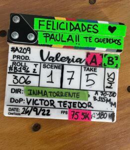Paula Malia Instagram - Uff… por dónde empiezo… Esta semana hemos terminado el rodaje de la tercera temporada de Valeria. Ahora mismo estoy en un ave cargada con maletas y mil bolsas volviendo hacia mi casa. Me siento muy muy feliz (y muy melancólica también, no nos vamos a engañar). Ha sido un viaje precioso. Me llevo conmigo mil horas de risas, de bromas, de cantar a c.tangana en el camerino, de bailes y de familia. Gracias @juanluchadorr por ser casa y por tener la paciencia de corregirme cada vez que conjugo mal el verbo “ir”. Gracias @didigmz @teresariott y @silmalopez . Os quiero amigas, aunque ya lo sabéis. Y gracias a todo el equipo por sostenernos y remar con nosotras. Viva Valeria.