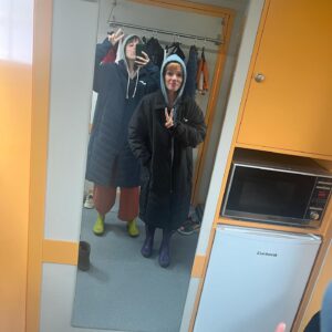 Paula Malia Instagram - Ahora mismo estoy en Atocha esperando a que salga mi ave, después de, esta vez sí, haber terminado Valeria. Siento tantas cosas a la vez que no se ni por donde empezar. No quiero ponerme a llorar a moco tendido en medio de la estación. Aunque qué gusto hacerlo. 
Valeria ha sido un trozo mi vida durante 5 años, esa casa en la que sabía que me iban a recibir siempre con amor y con los brazos abiertos. 
No sé cómo despedirme. 
Un genio dijo “Cuando las cosas llegan a los centros no hay quien las arranque” así que Valeria siempre va a ser una parte de mi. El otro día @didigmz decía “siempre seremos las de Valeria” y tiene razón. Y qué orgullo, la verdad. Haber tenido la suerte de trabajar con un equipo de gente que se ha dejado la piel (literalmente) para sacar esta serie adelante. Porque no siempre ha sido facil. Y hemos luchado con uñas y dientes. Y aquí estamos. Al final del camino. Juntas. Felices. Satisfechas. Y con el corazón lleno de amor. Vale ahora sí estoy llorando. 

“Por nosotras, por lo que somos, lo que fuimos, y quién sabe… lo que seremos.”

Os quiero.
