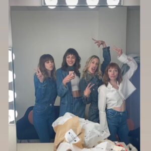 Paula Malia Instagram - Hoy hemos visionado el 1er capítulo de la tercera temporada de Valeria🔥.
Espero que dentro de no mucho, lo podáis ver y disfrutar en vuestras casas tan a gustito como lo hemos hecho nosotras. Se viene la 3a! 💕🙌🏻