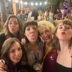 Paula Malia Instagram - Ahora mismo estoy en Atocha esperando a que salga mi ave, después de, esta vez sí, haber terminado Valeria. Siento tantas cosas a la vez que no se ni por donde empezar. No quiero ponerme a llorar a moco tendido en medio de la estación. Aunque qué gusto hacerlo. 
Valeria ha sido un trozo mi vida durante 5 años, esa casa en la que sabía que me iban a recibir siempre con amor y con los brazos abiertos. 
No sé cómo despedirme. 
Un genio dijo “Cuando las cosas llegan a los centros no hay quien las arranque” así que Valeria siempre va a ser una parte de mi. El otro día @didigmz decía “siempre seremos las de Valeria” y tiene razón. Y qué orgullo, la verdad. Haber tenido la suerte de trabajar con un equipo de gente que se ha dejado la piel (literalmente) para sacar esta serie adelante. Porque no siempre ha sido facil. Y hemos luchado con uñas y dientes. Y aquí estamos. Al final del camino. Juntas. Felices. Satisfechas. Y con el corazón lleno de amor. Vale ahora sí estoy llorando. 

“Por nosotras, por lo que somos, lo que fuimos, y quién sabe… lo que seremos.”

Os quiero.