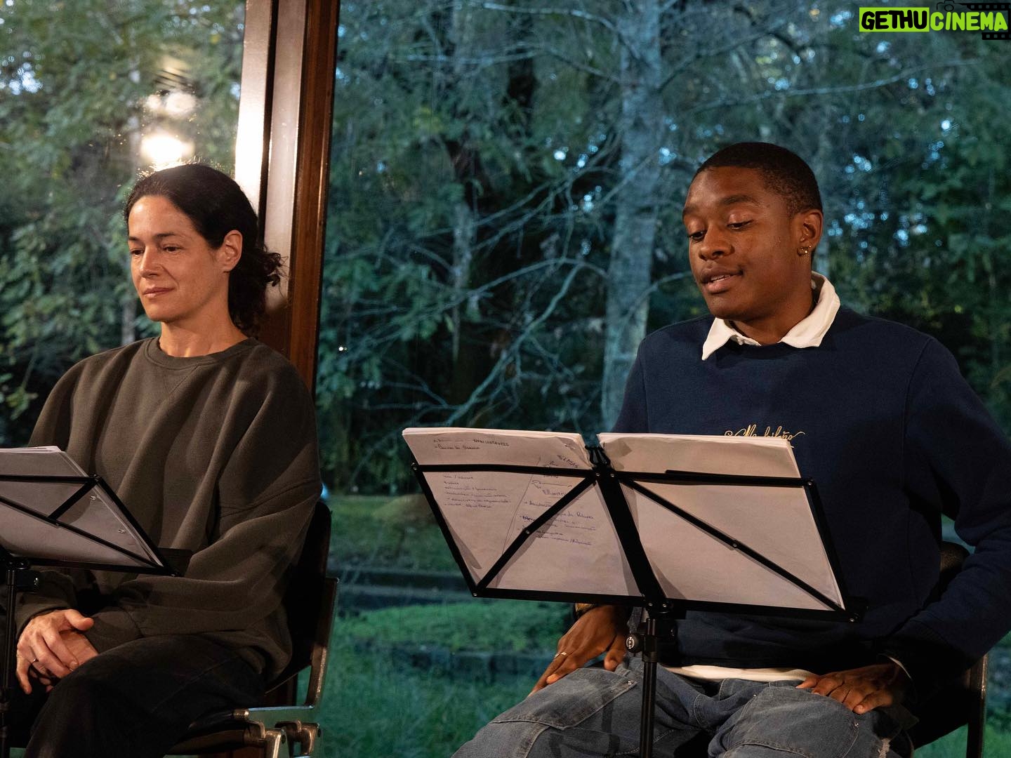 Paula Neves Instagram - Ontem foi assim. Casa cheia e boa conversa! Hoje estamos lá de novo, às 18h na Gulbenkian. Entrada livre. Até já! Esta Noite Grita-se fecha a 7ª temporada com “Tanque”, de @sofiaperpetua é a peça vencedora da 3ª edição do Prémio Nova Dramaturgia de Autoria Feminina. Nos dias 2 e 3 de dezembro vamos estar na @fcgulbenkian , pelas 18h A entrada é livre, mediante lotação da sala. Os bilhetes podem ser levantados no dia do espetáculo na bilheteira da Fundação. No dia 14 de dezembro faremos a despedida em Faro, às 21h na @bibliotecamunicipaldefaro 📷 @soniagodinhofotografia Interpretação: @i.garrido , @miguelmaia_ , @paulanevesoficial , @rita.silvester , @sandro_felicianoo Direção: @filipe.Abreu.eu e Miguel Maia Sinopse: TANQUE, de Sofia Perpétua, é uma peça crítica de temática atual, mas dotada de grande comicidade. Sobre um pano de fundo de uma guerra contemporânea, a peça segue a viagem de uma jovem que decidiu roubar um tanque militar para ir buscar o seu irmão à frente do combate, e que no caminho vai encontrando outros seres humanos igualmente afetados pelo conflito armado. Evocando o teatro do absurdo, o texto oferece intensas passagens de reflexão sobre a nossa condição contemporânea em estado de guerra. ____ Ficha Técnica: Coordenação de Produção - Inês Achando Produção Executiva - Beatriz Sousa Comunicação - Sónia Godinho Assessoria de Imprensa - Mafalda Simões Fotografia - Sónia Godinho Design Gráfico - Edoardo Trave Vídeo - Mário Jerónimo Negrão Registo audiovisual - James Newitt Estrutura financiada pelo Ministério da Cultura - Governo de Portugal / @dg.arts Apoios: @camara_municipal_lisboa , @bibliotecas_de_lisboa , @museu_marioneta , @fcgulbenkian , @teatrodasfiguras , @fabricabrocodeprata Parceiros: Douda Correria , @estc.ipl Parceiro Media: @antena2rtp #leituras #estanoitegritase #companhiacepatorta #cultura