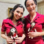 Paula Neves Instagram - Adorei fazer a Soraia, adorei a parceria com a Rosa. As personagens dão-se mal mas as actrizes dão-se muito bem! Foi uma delícia fazer isto contigo @mafalldatavares , és talentosa, trabalhadora e uma colega extraordinária! Todos os dias nos divertimos, todos os dias rimos! Obrigada por tudo, obrigada por ti ❤️ P.s. - estou encantada com o presente lindo que ela me deu, a Soraia e a Rosa imortalizadas em bonecas! Estou in love ❤️