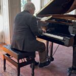 Paula Neves Instagram - É incrível termos o Maestro Vitorino d’Almeida a compor a música do espetáculo e a tocar connosco. Que emoção! @companhiadaesquina #bertoltbrecht