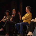 Paula Neves Instagram - Ontem foi assim. Casa cheia e boa conversa! Hoje estamos lá de novo, às 18h na Gulbenkian. Entrada livre. Até já! Esta Noite Grita-se fecha a 7ª temporada com “Tanque”, de @sofiaperpetua é a peça vencedora da 3ª edição do Prémio Nova Dramaturgia de Autoria Feminina. Nos dias 2 e 3 de dezembro vamos estar na @fcgulbenkian , pelas 18h A entrada é livre, mediante lotação da sala. Os bilhetes podem ser levantados no dia do espetáculo na bilheteira da Fundação. No dia 14 de dezembro faremos a despedida em Faro, às 21h na @bibliotecamunicipaldefaro 📷 @soniagodinhofotografia Interpretação: @i.garrido , @miguelmaia_ , @paulanevesoficial , @rita.silvester , @sandro_felicianoo Direção: @filipe.Abreu.eu e Miguel Maia Sinopse: TANQUE, de Sofia Perpétua, é uma peça crítica de temática atual, mas dotada de grande comicidade. Sobre um pano de fundo de uma guerra contemporânea, a peça segue a viagem de uma jovem que decidiu roubar um tanque militar para ir buscar o seu irmão à frente do combate, e que no caminho vai encontrando outros seres humanos igualmente afetados pelo conflito armado. Evocando o teatro do absurdo, o texto oferece intensas passagens de reflexão sobre a nossa condição contemporânea em estado de guerra. ____ Ficha Técnica: Coordenação de Produção - Inês Achando Produção Executiva - Beatriz Sousa ​Comunicação - Sónia Godinho ​Assessoria de Imprensa - Mafalda Simões Fotografia - Sónia Godinho ​Design Gráfico - Edoardo Trave​ Vídeo - Mário Jerónimo Negrão Registo audiovisual - James Newitt Estrutura financiada pelo Ministério da Cultura - Governo de Portugal / @dg.arts Apoios: @camara_municipal_lisboa , @bibliotecas_de_lisboa , @museu_marioneta , @fcgulbenkian , @teatrodasfiguras , @fabricabrocodeprata Parceiros: Douda Correria , @estc.ipl Parceiro Media: @antena2rtp #leituras #estanoitegritase #companhiacepatorta #cultura