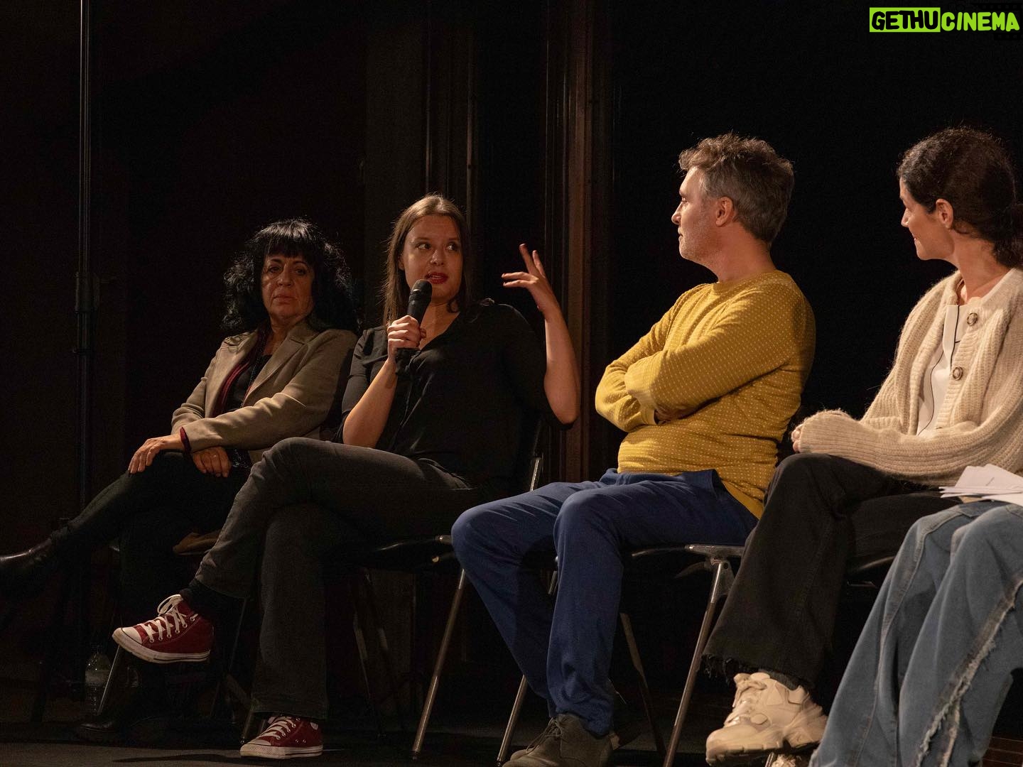 Paula Neves Instagram - Ontem foi assim. Casa cheia e boa conversa! Hoje estamos lá de novo, às 18h na Gulbenkian. Entrada livre. Até já! Esta Noite Grita-se fecha a 7ª temporada com “Tanque”, de @sofiaperpetua é a peça vencedora da 3ª edição do Prémio Nova Dramaturgia de Autoria Feminina. Nos dias 2 e 3 de dezembro vamos estar na @fcgulbenkian , pelas 18h A entrada é livre, mediante lotação da sala. Os bilhetes podem ser levantados no dia do espetáculo na bilheteira da Fundação. No dia 14 de dezembro faremos a despedida em Faro, às 21h na @bibliotecamunicipaldefaro 📷 @soniagodinhofotografia Interpretação: @i.garrido , @miguelmaia_ , @paulanevesoficial , @rita.silvester , @sandro_felicianoo Direção: @filipe.Abreu.eu e Miguel Maia Sinopse: TANQUE, de Sofia Perpétua, é uma peça crítica de temática atual, mas dotada de grande comicidade. Sobre um pano de fundo de uma guerra contemporânea, a peça segue a viagem de uma jovem que decidiu roubar um tanque militar para ir buscar o seu irmão à frente do combate, e que no caminho vai encontrando outros seres humanos igualmente afetados pelo conflito armado. Evocando o teatro do absurdo, o texto oferece intensas passagens de reflexão sobre a nossa condição contemporânea em estado de guerra. ____ Ficha Técnica: Coordenação de Produção - Inês Achando Produção Executiva - Beatriz Sousa Comunicação - Sónia Godinho Assessoria de Imprensa - Mafalda Simões Fotografia - Sónia Godinho Design Gráfico - Edoardo Trave Vídeo - Mário Jerónimo Negrão Registo audiovisual - James Newitt Estrutura financiada pelo Ministério da Cultura - Governo de Portugal / @dg.arts Apoios: @camara_municipal_lisboa , @bibliotecas_de_lisboa , @museu_marioneta , @fcgulbenkian , @teatrodasfiguras , @fabricabrocodeprata Parceiros: Douda Correria , @estc.ipl Parceiro Media: @antena2rtp #leituras #estanoitegritase #companhiacepatorta #cultura