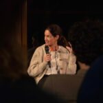 Paula Neves Instagram - Ontem foi assim. Casa cheia e boa conversa! Hoje estamos lá de novo, às 18h na Gulbenkian. Entrada livre. Até já! Esta Noite Grita-se fecha a 7ª temporada com “Tanque”, de @sofiaperpetua é a peça vencedora da 3ª edição do Prémio Nova Dramaturgia de Autoria Feminina. Nos dias 2 e 3 de dezembro vamos estar na @fcgulbenkian , pelas 18h A entrada é livre, mediante lotação da sala. Os bilhetes podem ser levantados no dia do espetáculo na bilheteira da Fundação. No dia 14 de dezembro faremos a despedida em Faro, às 21h na @bibliotecamunicipaldefaro 📷 @soniagodinhofotografia Interpretação: @i.garrido , @miguelmaia_ , @paulanevesoficial , @rita.silvester , @sandro_felicianoo Direção: @filipe.Abreu.eu e Miguel Maia Sinopse: TANQUE, de Sofia Perpétua, é uma peça crítica de temática atual, mas dotada de grande comicidade. Sobre um pano de fundo de uma guerra contemporânea, a peça segue a viagem de uma jovem que decidiu roubar um tanque militar para ir buscar o seu irmão à frente do combate, e que no caminho vai encontrando outros seres humanos igualmente afetados pelo conflito armado. Evocando o teatro do absurdo, o texto oferece intensas passagens de reflexão sobre a nossa condição contemporânea em estado de guerra. ____ Ficha Técnica: Coordenação de Produção - Inês Achando Produção Executiva - Beatriz Sousa ​Comunicação - Sónia Godinho ​Assessoria de Imprensa - Mafalda Simões Fotografia - Sónia Godinho ​Design Gráfico - Edoardo Trave​ Vídeo - Mário Jerónimo Negrão Registo audiovisual - James Newitt Estrutura financiada pelo Ministério da Cultura - Governo de Portugal / @dg.arts Apoios: @camara_municipal_lisboa , @bibliotecas_de_lisboa , @museu_marioneta , @fcgulbenkian , @teatrodasfiguras , @fabricabrocodeprata Parceiros: Douda Correria , @estc.ipl Parceiro Media: @antena2rtp #leituras #estanoitegritase #companhiacepatorta #cultura