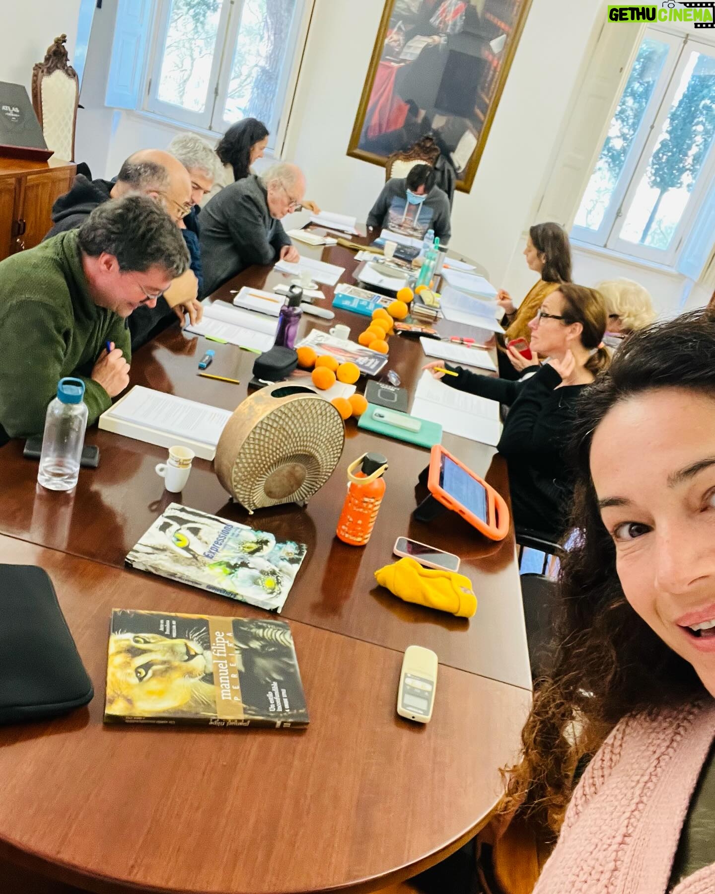 Paula Neves Instagram - E assim seguem os ensaios. @companhiadaesquina #bertoltbrecht