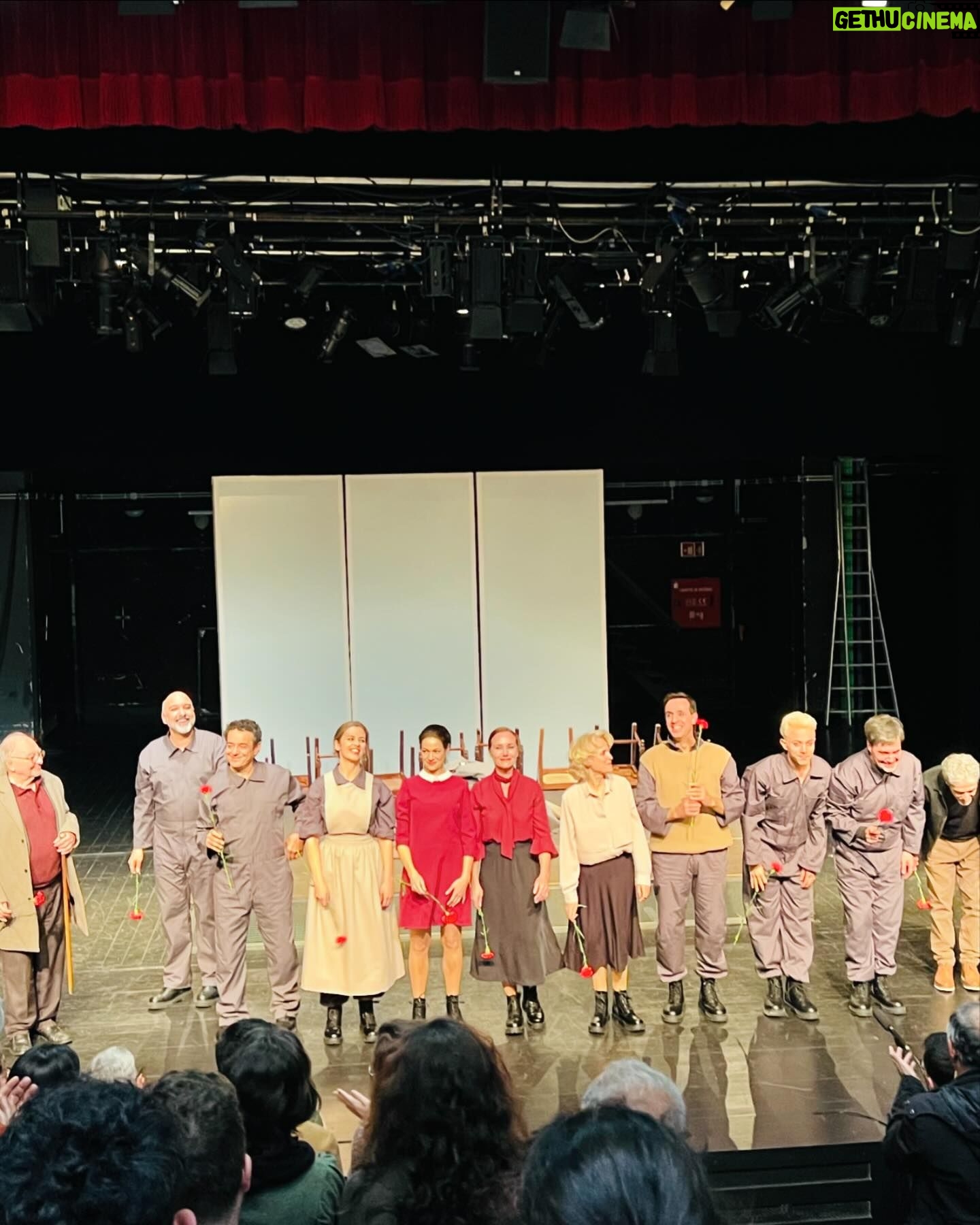 Paula Neves Instagram - Ontem foi assim. Foi tão bom! Intenso e emocionante ❤️ Agora é repetir :) Encenação: Jorge Gomes Ribeiro Música Original: Maestro António Victorino D’Almeida Elenco: João Cabral, José Mateus, Maria José Paschoal, Paula Neves, Pedro Pernas, Ricardo Raposo, Rita Fernandes, Rui Luís Brás e Sofia Nicholson Video: Nuno Barroca Figurinos: Rita Olivença Guarda-Roupa: Penhalta Cenografia: Marta Fernandes da Silva Apoio ao movimento: Joana Pupo Produção: Manuela Morais