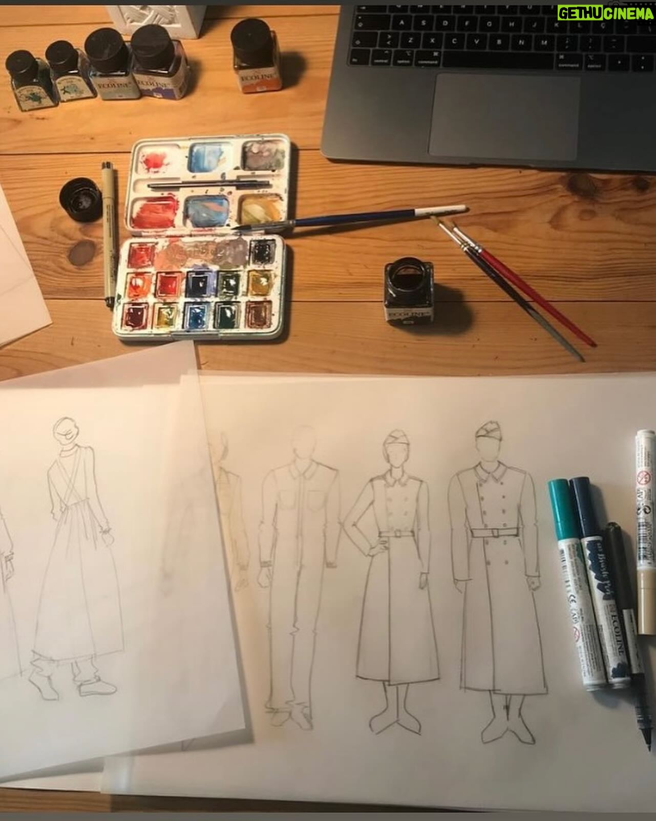 Paula Neves Instagram - Continuamos o caminho! Estou tão feliz com este projecto e estou ansiosa de o partilhar com vocês. Aqui está o estudo dos figurinos da @rita.olivenca “Terror e Miséria no Terceiro Reich”, de Bertolt Brecht Vamos estrear dia 27 de março, no Dia Mundial do Teatro! A receita da estreia reverte na totalidade para a @apoiarte_casadoartista . Vai ser uma noite especial ❤️ Agarrem já o vosso bilhete: https://ticketline.pt/evento/ensaio-solidario-terror-e-miseria-80827