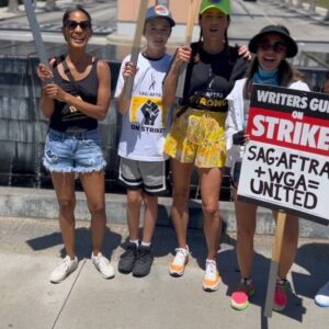 Paula Patton Instagram - At this moment, it’s important to teach our children that sometimes you need to sacrifice to make a change and stand up for what’s right! Corporate greed is immoral and not something we should accept passively. That is why unions are so crucial to maintaining humanity in society. ❤️
#strike #hollywoodstrike #unionstrong #SAGAFTRAstrong #WGAstrong