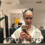 Paula Prendes Instagram - El proceso de un pelaso! Lo que no se ve, lo que no se enseña, pero forma parte del proceso…Y nosotras lo sabemos! Sin Complejos 🙋🏻‍♀️❤️ Siempre fiel a los únicos y mejores @thebeautyconcept! Un añito cumple hoy su Peluqueria! @ana.alcazar, maravilla! @paz_torralba, la jefa!
