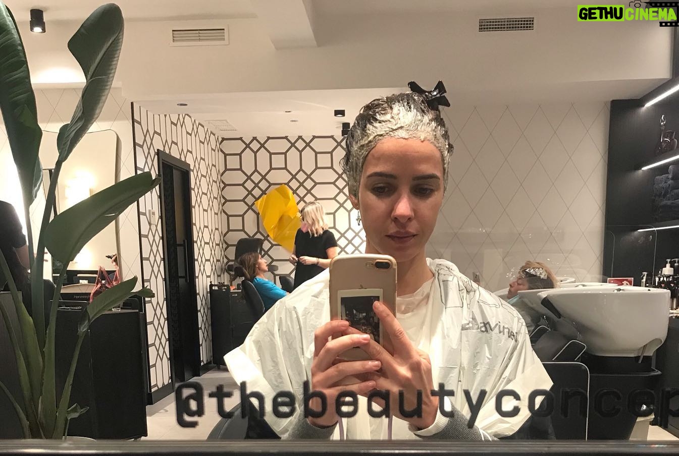 Paula Prendes Instagram - El proceso de un pelaso! Lo que no se ve, lo que no se enseña, pero forma parte del proceso…Y nosotras lo sabemos! Sin Complejos 🙋🏻♀️❤️ Siempre fiel a los únicos y mejores @thebeautyconcept! Un añito cumple hoy su Peluqueria! @ana.alcazar, maravilla! @paz_torralba, la jefa!