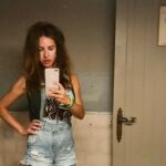 Paula Prendes Instagram - Fotos ante el espejo ¿Son selfies, son autofotos, cómo se llaman realmente? Ante el espejo de casa, en el ascensor, en un lugar random. Se las envías a tu círculo más íntimo y cercano, porque te has visto favorecida, porque les quieres enseñar cómo vas vestida, porque sí! Te retratas de tal manera que te sientas a gusto con lo que te devuelve el espejo, que tu auto imagen esté en paz con lo que el espejo te cuenta de ti! Estoy segura de que muchas/os nos vemos mejor en estas fotos que nos hacemos que las que nos hacen los demás. Qué importante nos resulta estar en paz con nuestra imagen, la propia y la que queremos proyectar. Hay días para gustarse, hay días para arrancar los espejos y hay días para enseñar tus #fotoespejo