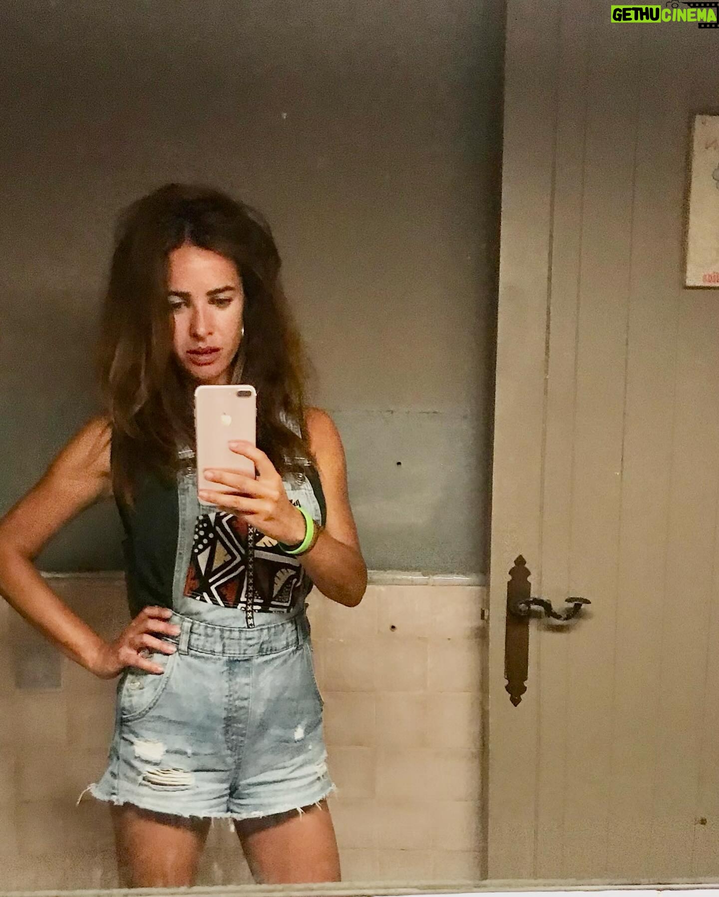 Paula Prendes - 7K Likes - Fotos ante el espejo ¿Son selfies, son autofotos, cómo se llaman realmente? Ante el espejo de casa, en el ascensor, en un lugar random. Se las envías a tu círculo más íntimo y cercano, porque te has visto favorecida, porque les quieres enseñar cómo vas vestida, porque sí! Te retratas de tal manera que te sientas a gusto con lo que te devuelve el espejo, que tu auto imagen esté en paz con lo que el espejo te cuenta de ti! Estoy segura de que muchas/os nos vemos mejor en estas fotos que nos hacemos que las que nos hacen los demás. Qué importante nos resulta estar en paz con nuestra imagen, la propia y la que queremos proyectar. Hay días para gustarse, hay días para arrancar los espejos y hay días para enseñar tus #fotoespejo