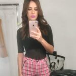 Paula Prendes Instagram - Fotos ante el espejo ¿Son selfies, son autofotos, cómo se llaman realmente? Ante el espejo de casa, en el ascensor, en un lugar random. Se las envías a tu círculo más íntimo y cercano, porque te has visto favorecida, porque les quieres enseñar cómo vas vestida, porque sí! Te retratas de tal manera que te sientas a gusto con lo que te devuelve el espejo, que tu auto imagen esté en paz con lo que el espejo te cuenta de ti! Estoy segura de que muchas/os nos vemos mejor en estas fotos que nos hacemos que las que nos hacen los demás. Qué importante nos resulta estar en paz con nuestra imagen, la propia y la que queremos proyectar. Hay días para gustarse, hay días para arrancar los espejos y hay días para enseñar tus #fotoespejo