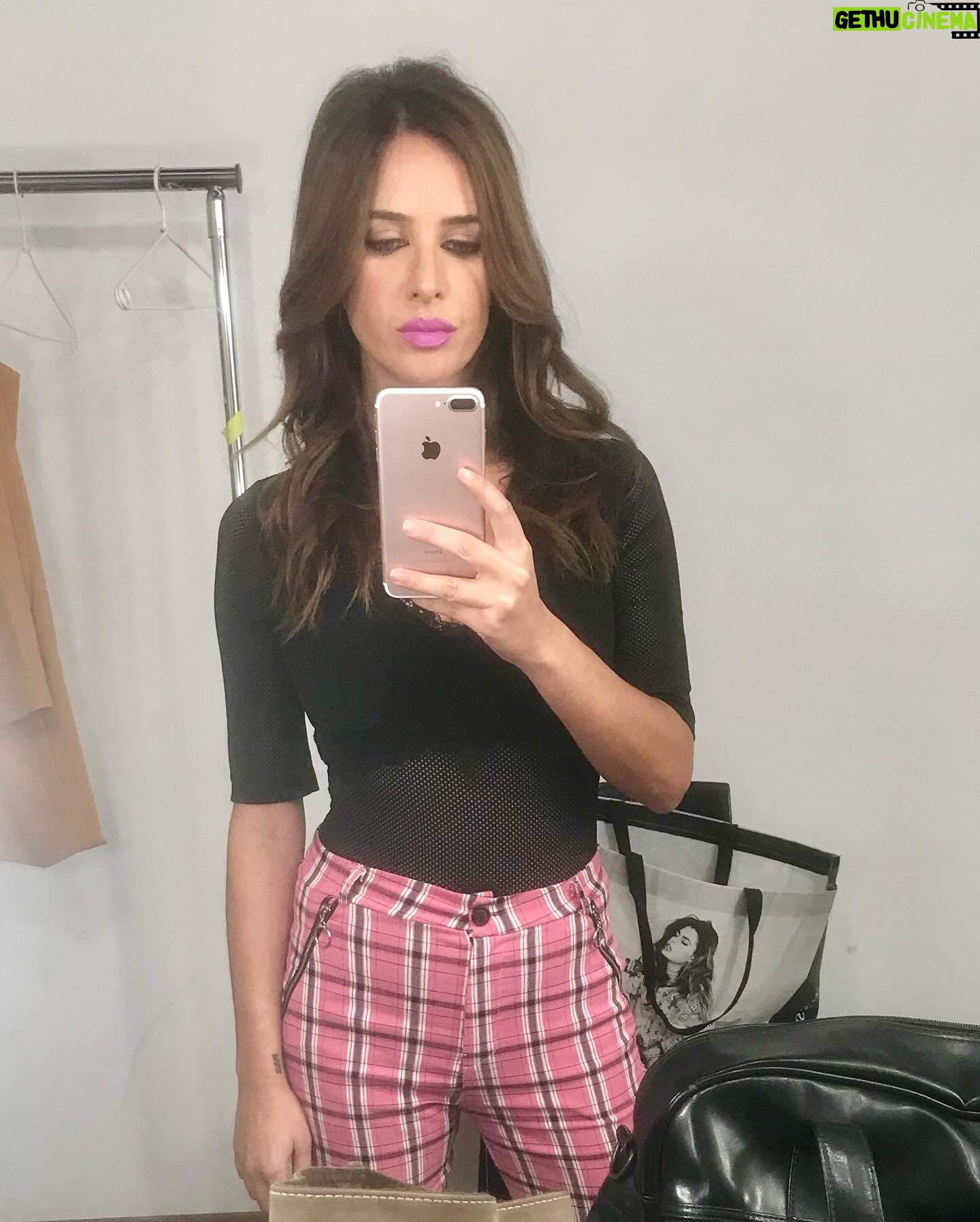 Paula Prendes - 7K Likes - Fotos ante el espejo ¿Son selfies, son autofotos, cómo se llaman realmente? Ante el espejo de casa, en el ascensor, en un lugar random. Se las envías a tu círculo más íntimo y cercano, porque te has visto favorecida, porque les quieres enseñar cómo vas vestida, porque sí! Te retratas de tal manera que te sientas a gusto con lo que te devuelve el espejo, que tu auto imagen esté en paz con lo que el espejo te cuenta de ti! Estoy segura de que muchas/os nos vemos mejor en estas fotos que nos hacemos que las que nos hacen los demás. Qué importante nos resulta estar en paz con nuestra imagen, la propia y la que queremos proyectar. Hay días para gustarse, hay días para arrancar los espejos y hay días para enseñar tus #fotoespejo
