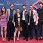 Paula Prendes Instagram - @atresplayer cumple 5 años y parte del elenco de @laencrucijadaserie hemos estado celebrándolo. Llevamos un mes rodando esta serie que mola todo! @secuoyastudios @antena3com 🎬🇪🇸🇲🇽🤘🏾 Make Up by @rocio_makeup 🙆🏻‍♀️