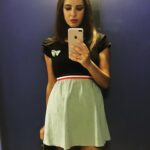 Paula Prendes Instagram - Foto ascensor, el que lo tenga. En #Madrid, en la ciudad, es habitual tener uno, en el asalvajamiento del campo y de la mar, menos común. En este espacio la visión de ti misma cambia, se distorsiona. Estás sola y nadie te observa. El espejo te informa de dónde estás, de quién eres y de lo que quieres que pase… ¿Somos honestos con nosotros cuando nos miramos en el espejo, cuando nadie nos ve? Mismo día, misma persona, distintas maneras de salir a la calle, distintas actitudes, distintas pieles para habitar 🤲🏽