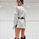 Paula Prendes Instagram - El Glamour o la Sordidez de un baño. Ese arte de hacer magia de lo cotidiano, sofisticado lo sencillo…Las camisas masculinas…siempre me han encantado 😏🤷🏻‍♀️ #estrenos @fama_elmusical Maqui/Pelu @byluciacastro Outfitt @pasaircollection