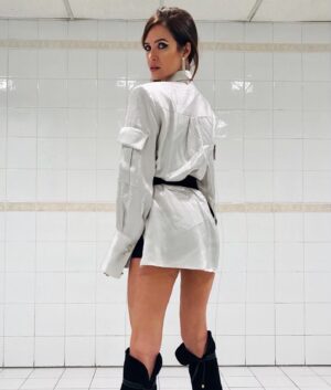 Paula Prendes Instagram - El Glamour o la Sordidez de un baño. Ese arte de hacer magia de lo cotidiano, sofisticado lo sencillo…Las camisas masculinas…siempre me han encantado 😏🤷🏻‍♀️

#estrenos @fama_elmusical 
Maqui/Pelu @byluciacastro 
Outfitt @pasaircollection