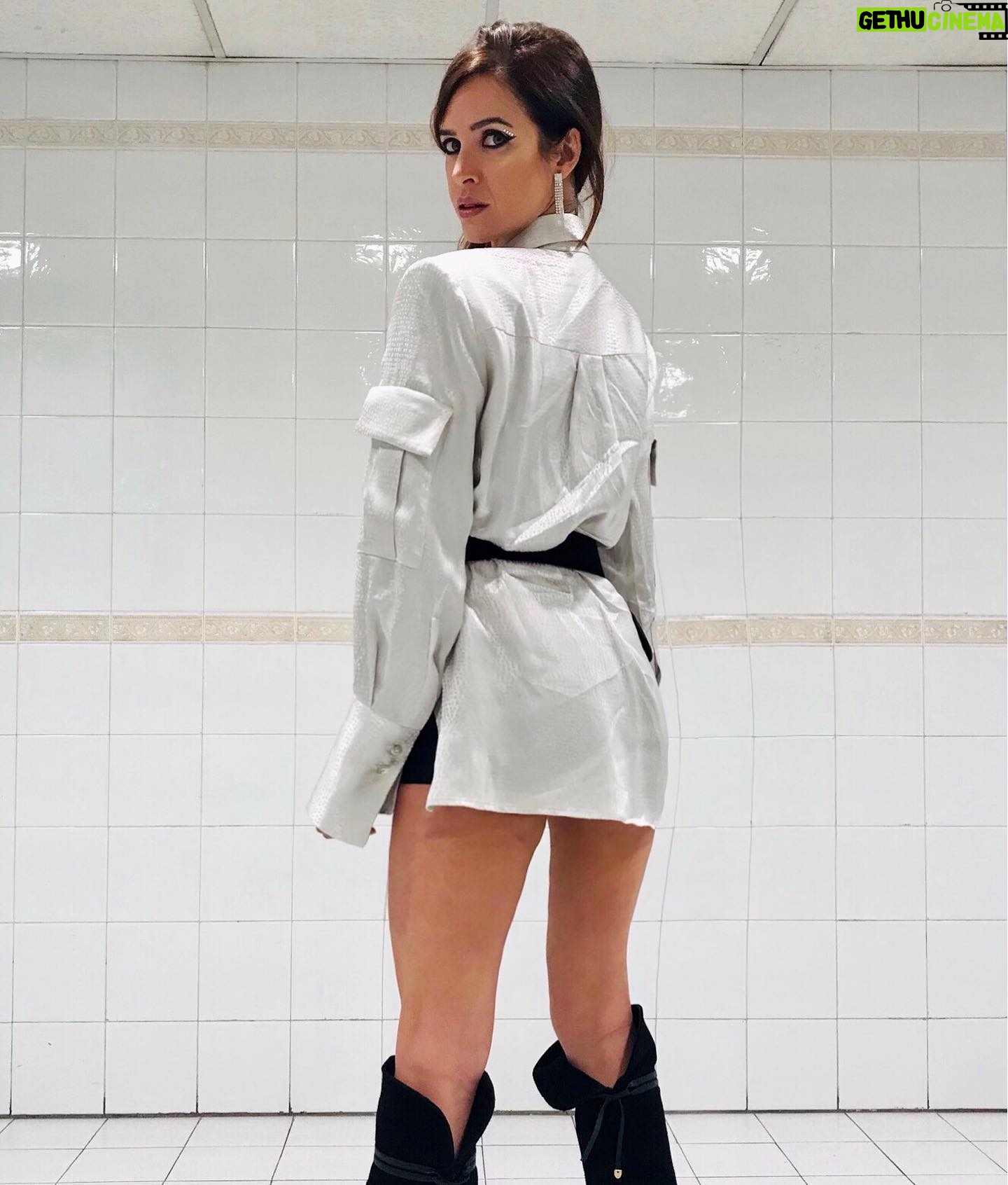 Paula Prendes - 8.8K Likes - El Glamour o la Sordidez de un baño. Ese arte de hacer magia de lo cotidiano, sofisticado lo sencillo…Las camisas masculinas…siempre me han encantado 😏🤷🏻♀️
#estrenos @fama_elmusical
Maqui/Pelu @byluciacastro
Outfitt @pasaircollection