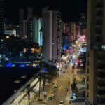 Paula Prendes Instagram - Benidorm…me mató! @apachete @inesdeleon y yo hemos sido el flamante jurado que ha gozado y sufrido por igual al tener que elegir 5 categorías de premiados entre los 26 cortometrajes que hemos visionado en el maravilloso festival @skylinefilmfestival. La calidad de los cortometrajes y del certamen es indiscutible🎬 Y Benidorm…qué decir de esta ciudad…una especie de Las Vegas y Gotham City…impactada me ha dejado❤️ Modelazo by @michaelcostello @valytyplace #Benidorm