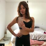 Paula Prendes Instagram - Fotos ante el espejo ¿Son selfies, son autofotos, cómo se llaman realmente? Ante el espejo de casa, en el ascensor, en un lugar random. Se las envías a tu círculo más íntimo y cercano, porque te has visto favorecida, porque les quieres enseñar cómo vas vestida, porque sí! Te retratas de tal manera que te sientas a gusto con lo que te devuelve el espejo, que tu auto imagen esté en paz con lo que el espejo te cuenta de ti! Estoy segura de que muchas/os nos vemos mejor en estas fotos que nos hacemos que las que nos hacen los demás. Qué importante nos resulta estar en paz con nuestra imagen, la propia y la que queremos proyectar. Hay días para gustarse, hay días para arrancar los espejos y hay días para enseñar tus #fotoespejo