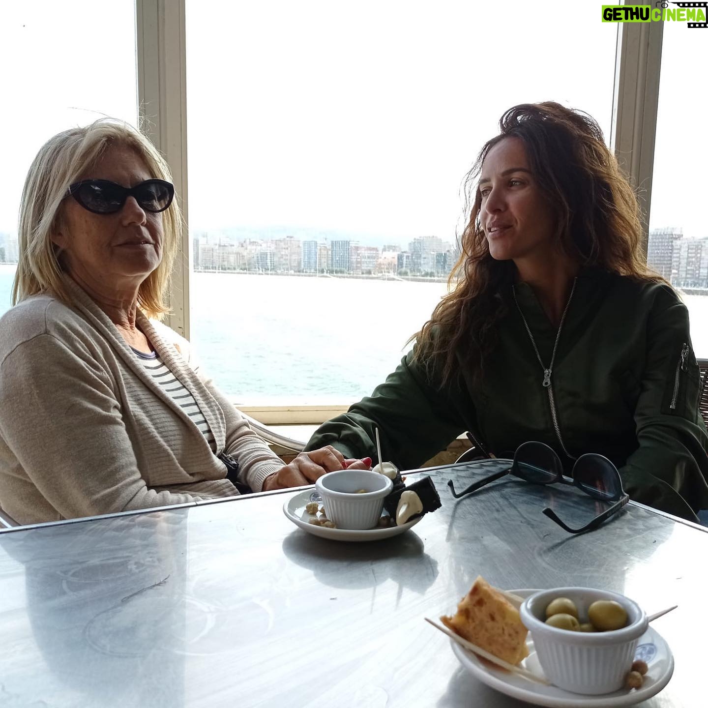 Paula Prendes Instagram - De lo bueno, lo mejor. Mami @belenmartineztuero, amiga @marywallsdefoto y mi norte #gijon. Los #lunes así se llevan mejor❤️