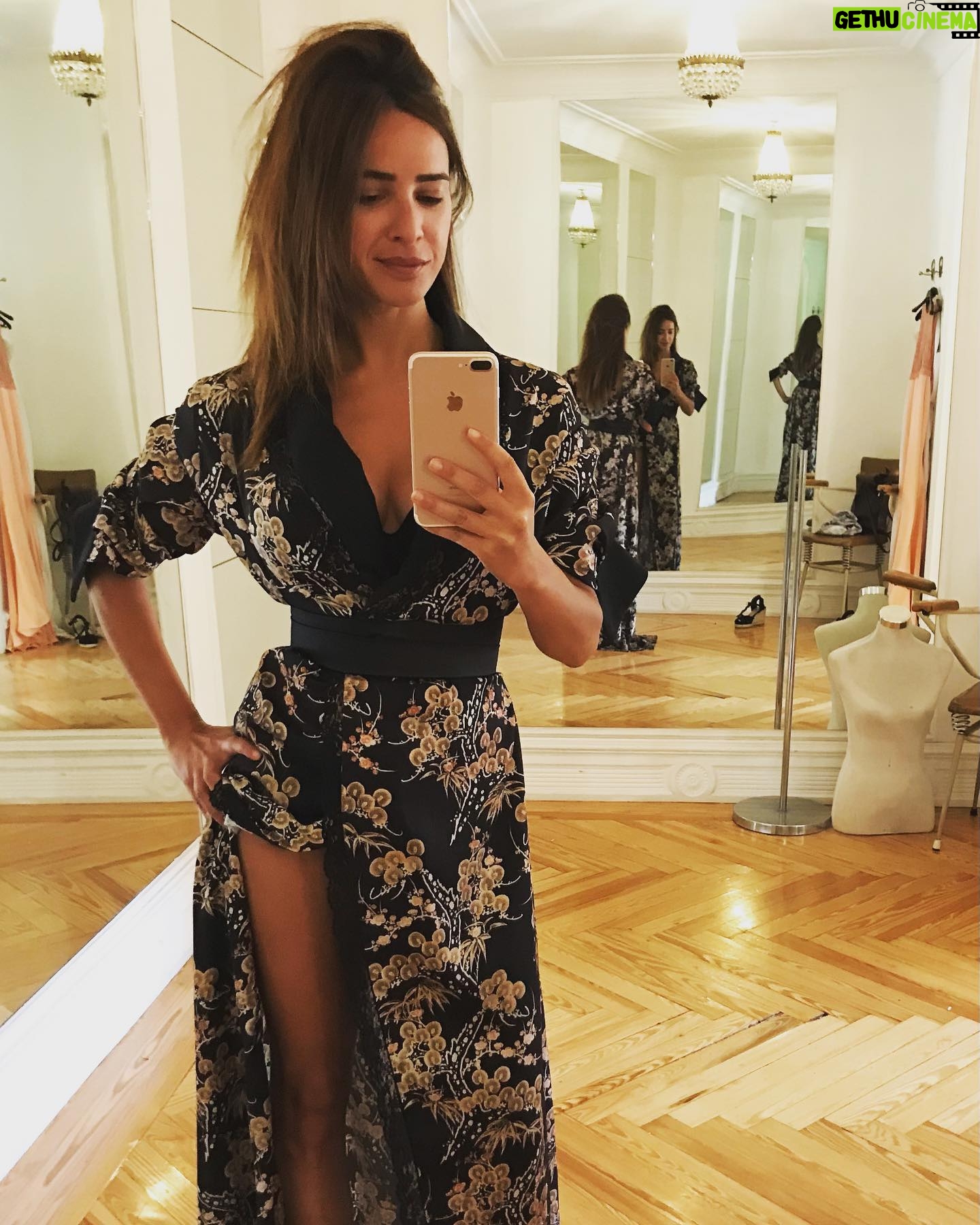 Paula Prendes - 5.2K Likes - Hace unos días presenté con mi querido @robertolealg la convención anula de @tecnocasa_espana y nos salió de lujo! 🥳Muchos fueron los factores a favor! Pero sin duda uno de ellos y muy importante, los estilismos de mi querido @eandesoficial Con los que me sentí una absoluta reinona! ❤️