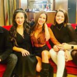Paula Prendes Instagram - Terminamos este año #treschicasyunproblema en @lasnochesdelasuite. Enero arranca con nuevos proyectos, eso sí! Quiero agradecer y achuchar a todos los que han sido y son parte! @juangarciaspain @veronica_perona @dafnefernandez @andreaduro @cristina_abad @torrebe @migueldiosdado1 @ivanflores.g y algunos más… #2033 más y mejor🤘🏾❤️ @nhcollectioneurobuilding