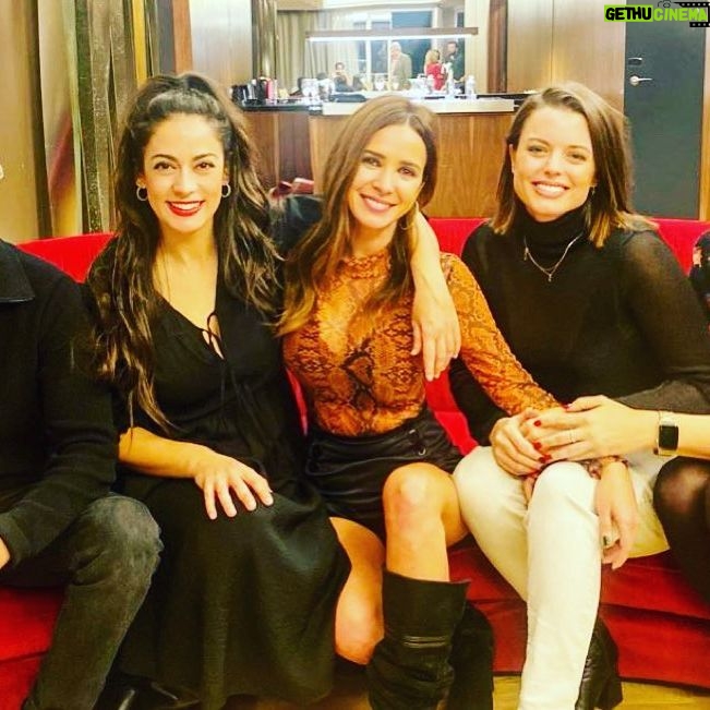 Paula Prendes Instagram - Terminamos este año #treschicasyunproblema en @lasnochesdelasuite. Enero arranca con nuevos proyectos, eso sí! Quiero agradecer y achuchar a todos los que han sido y son parte! @juangarciaspain @veronica_perona @dafnefernandez @andreaduro @cristina_abad @torrebe @migueldiosdado1 @ivanflores.g y algunos más… #2033 más y mejor🤘🏾❤️ @nhcollectioneurobuilding