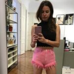 Paula Prendes Instagram - Fotos ante el espejo ¿Son selfies, son autofotos, cómo se llaman realmente? Ante el espejo de casa, en el ascensor, en un lugar random. Se las envías a tu círculo más íntimo y cercano, porque te has visto favorecida, porque les quieres enseñar cómo vas vestida, porque sí! Te retratas de tal manera que te sientas a gusto con lo que te devuelve el espejo, que tu auto imagen esté en paz con lo que el espejo te cuenta de ti! Estoy segura de que muchas/os nos vemos mejor en estas fotos que nos hacemos que las que nos hacen los demás. Qué importante nos resulta estar en paz con nuestra imagen, la propia y la que queremos proyectar. Hay días para gustarse, hay días para arrancar los espejos y hay días para enseñar tus #fotoespejo