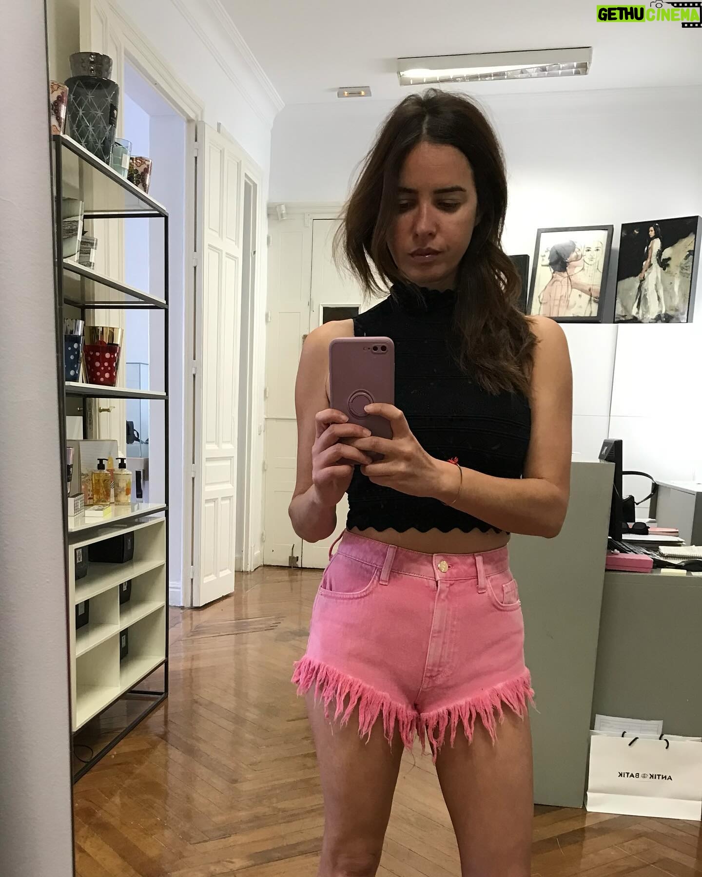 Paula Prendes - 7K Likes - Fotos ante el espejo ¿Son selfies, son autofotos, cómo se llaman realmente? Ante el espejo de casa, en el ascensor, en un lugar random. Se las envías a tu círculo más íntimo y cercano, porque te has visto favorecida, porque les quieres enseñar cómo vas vestida, porque sí! Te retratas de tal manera que te sientas a gusto con lo que te devuelve el espejo, que tu auto imagen esté en paz con lo que el espejo te cuenta de ti! Estoy segura de que muchas/os nos vemos mejor en estas fotos que nos hacemos que las que nos hacen los demás. Qué importante nos resulta estar en paz con nuestra imagen, la propia y la que queremos proyectar. Hay días para gustarse, hay días para arrancar los espejos y hay días para enseñar tus #fotoespejo