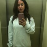 Paula Prendes Instagram - Fotos ante el espejo ¿Son selfies, son autofotos, cómo se llaman realmente? Ante el espejo de casa, en el ascensor, en un lugar random. Se las envías a tu círculo más íntimo y cercano, porque te has visto favorecida, porque les quieres enseñar cómo vas vestida, porque sí! Te retratas de tal manera que te sientas a gusto con lo que te devuelve el espejo, que tu auto imagen esté en paz con lo que el espejo te cuenta de ti! Estoy segura de que muchas/os nos vemos mejor en estas fotos que nos hacemos que las que nos hacen los demás. Qué importante nos resulta estar en paz con nuestra imagen, la propia y la que queremos proyectar. Hay días para gustarse, hay días para arrancar los espejos y hay días para enseñar tus #fotoespejo
