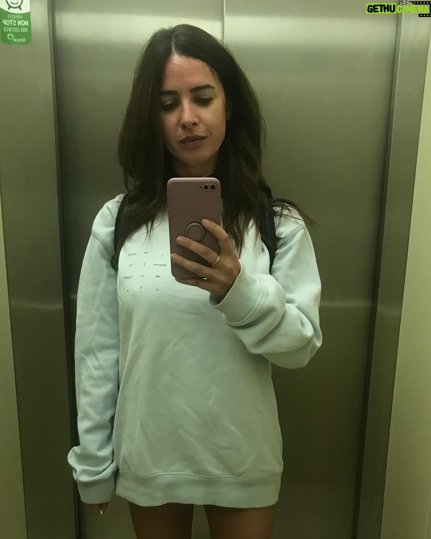 Paula Prendes - 7K Likes - Fotos ante el espejo ¿Son selfies, son autofotos, cómo se llaman realmente? Ante el espejo de casa, en el ascensor, en un lugar random. Se las envías a tu círculo más íntimo y cercano, porque te has visto favorecida, porque les quieres enseñar cómo vas vestida, porque sí! Te retratas de tal manera que te sientas a gusto con lo que te devuelve el espejo, que tu auto imagen esté en paz con lo que el espejo te cuenta de ti! Estoy segura de que muchas/os nos vemos mejor en estas fotos que nos hacemos que las que nos hacen los demás. Qué importante nos resulta estar en paz con nuestra imagen, la propia y la que queremos proyectar. Hay días para gustarse, hay días para arrancar los espejos y hay días para enseñar tus #fotoespejo