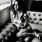 Paula Prendes Instagram - Yo no soy muy de sofá y manta, pero a veces, solo a veces, el cuerpo me lo pide…#invierno #frio. Café o cerve o vino…y mimos y besos…que cada uno se monte su #plansofa Pic by @romerodeluquefoto