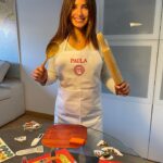Paula Prendes Instagram - @disetgames ha pensado en todo para que tengamos el regalo perfecto en estas Navidades. El juego de mesa MasterChef Familiar. Con la misma dinámica de nuestro programa favorito, pero ahora te puedes convertir en un verdadero MasterChef sin moverte de casa #MasterChefEnCasa. No te relajes, los jueces no os lo pondrán fácil cuando valoren vuestros menús. Utilizad vuestros reflejos y demostrad vuestras habilidades en la cocina. Tendréis que superar cuatro retos: supermercado, elaboración, técnicas culinarias y emplatado. Hasta llegar a la final. Además #MasterChefDiset lo pone fácil ya que el juego tiene dos niveles de dificultad: adultos y niños, para que podáis disfrutar con amigos y familia desde casa sin importar la edad. Ha llegado el momento de sacar el Chef que llevas dentro!
