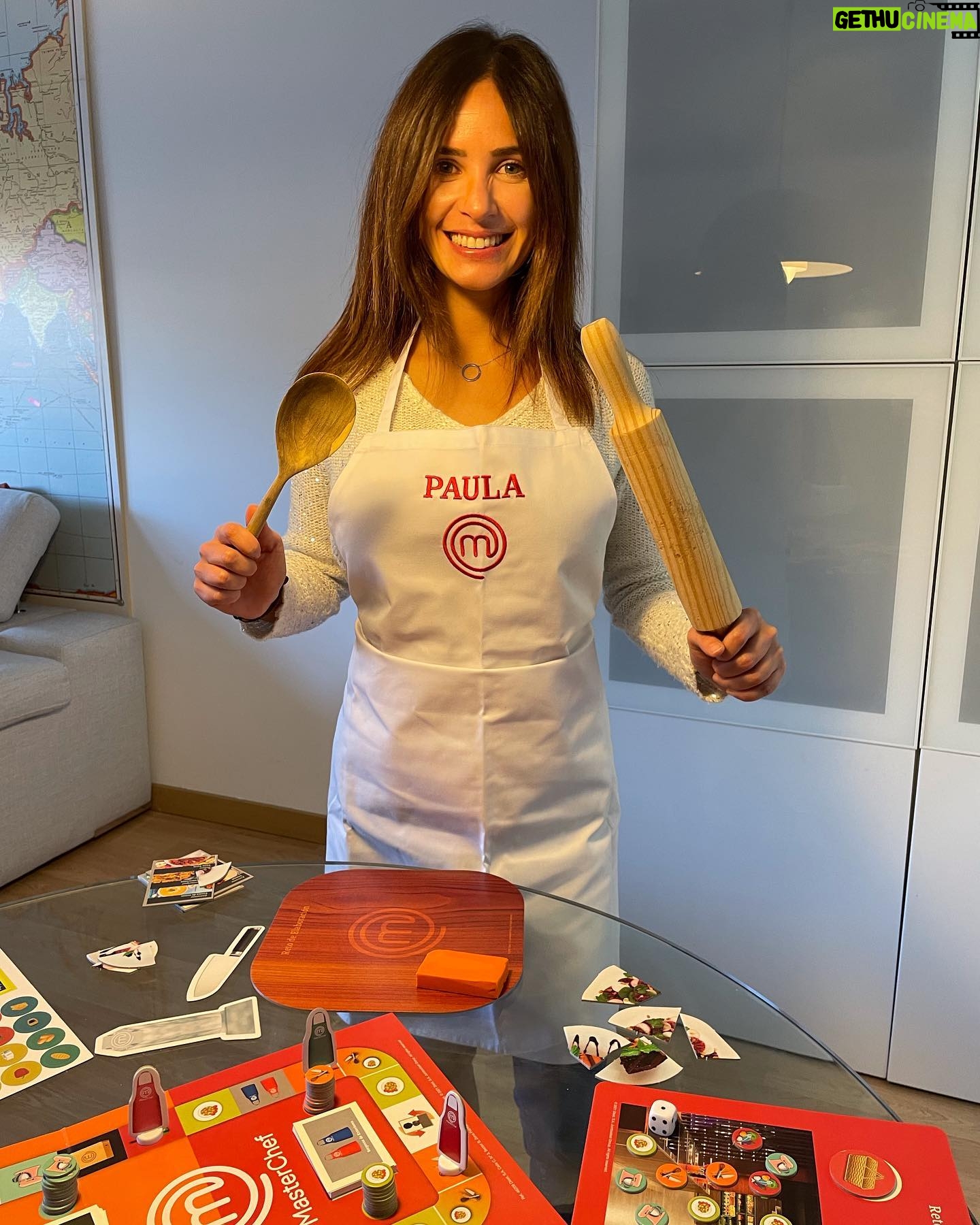 Paula Prendes - 5.4K Likes - @disetgames ha pensado en todo para que tengamos el regalo perfecto en estas Navidades. El juego de mesa MasterChef Familiar. Con la misma dinámica de nuestro programa favorito, pero ahora te puedes convertir en un verdadero MasterChef sin moverte de casa #MasterChefEnCasa.
No te relajes, los jueces no os lo pondrán fácil cuando valoren vuestros menús. Utilizad vuestros reflejos y demostrad vuestras habilidades en la cocina. Tendréis que superar cuatro retos: supermercado, elaboración, técnicas culinarias y emplatado. Hasta llegar a la final.
Además #MasterChefDiset lo pone fácil ya que el juego tiene dos niveles de dificultad: adultos y niños, para que podáis disfrutar con amigos y familia desde casa sin importar la edad.
Ha llegado el momento de sacar el Chef que llevas dentro!