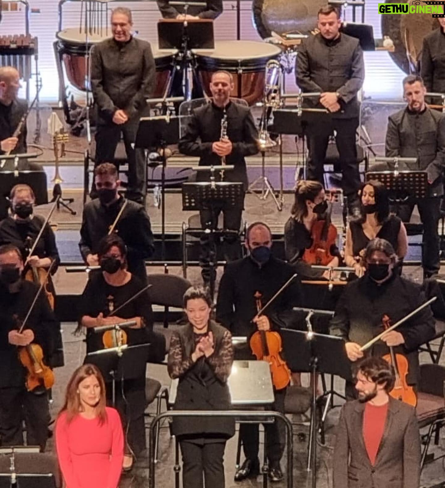 Paula Prendes Instagram - Ponerle voz a El Principito de Antoine de Saint Exupéry. Estar acompañada por mi loquito amado @albertoamarillaoficial , dirigida por la directora y maestra y de tooo @jhoannasierralta, sostenida por la potente @orquestadeextremadura. Con un vestidazo rojo de @coosyofficial y todo esto haberlo podido disfrutar en #Extremadura…Pues son esas cosas que tiene nuestra profesión que a una le hacen muy feliz!!❤️☄️ Gracias! 🙏