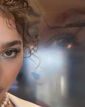 Paulina Chávez Instagram - @fatenetflix press day💋

styling: @branden.ruiz 
makeup: @kim.kiefer 
hair: @emmasmallhairandmakeup 

👁👄👁??? hehee
