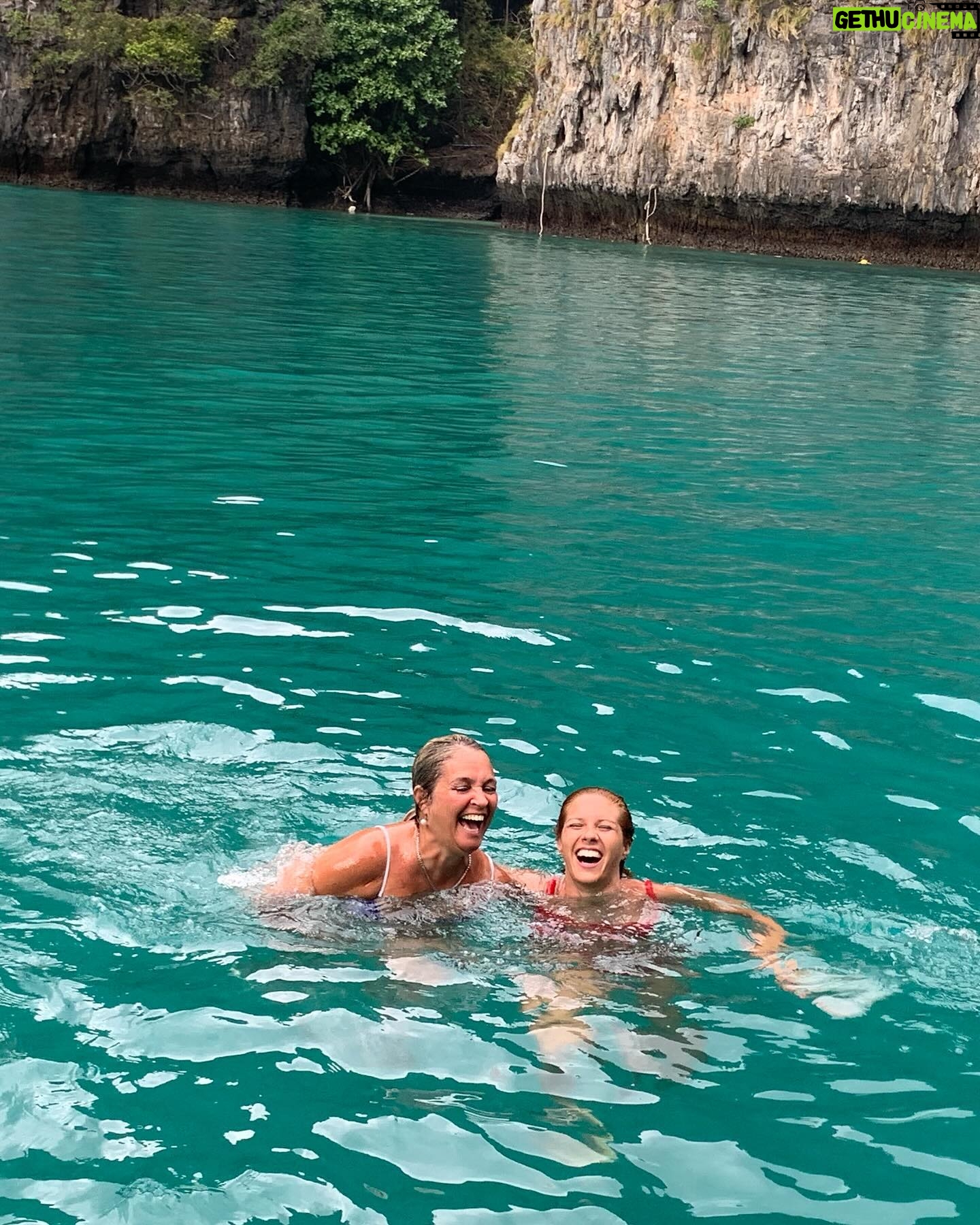 Paulina Vetrano Instagram - Tu risa y felicidad siempre va a ser la nuestra 🤍 Feliz cumple a la persona más importante de mi vida, mi mamá! No puedo explicar lo que significas para mi! GRACIAS por absolutamente T O D O! Te amo te amo te amoooo infinito 🥇🎂🎈🤍