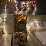 Paulina Vetrano Instagram – Mi navidaT 2023: En una habitación de un hotel en Turquía! No lo olvidaré jamás! Salú y amor para todos 🥂🎄🤍