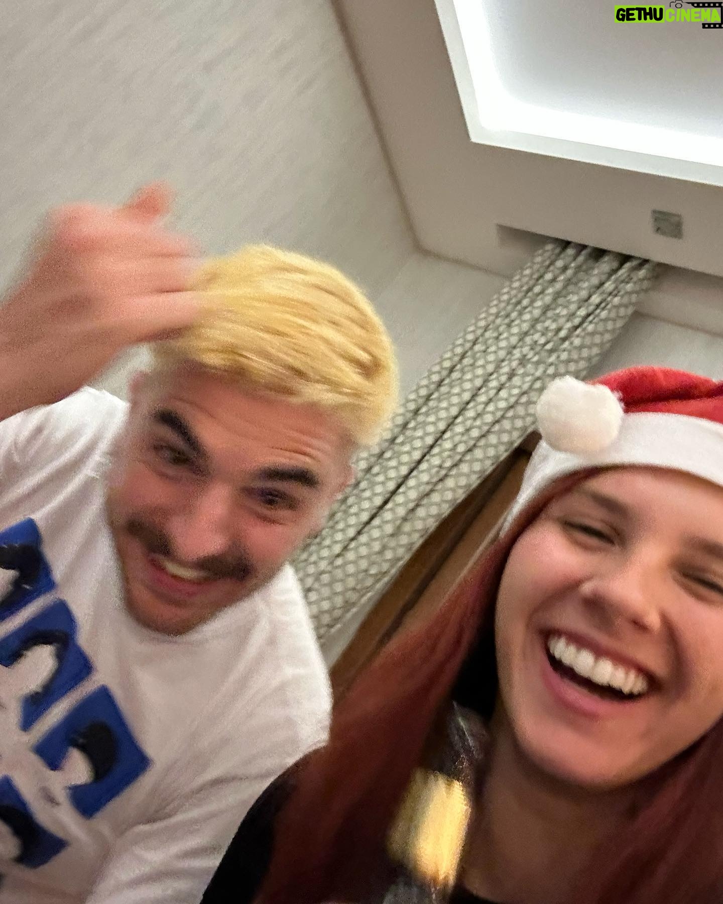 Paulina Vetrano Instagram - Mi navidaT 2023: En una habitación de un hotel en Turquía! No lo olvidaré jamás! Salú y amor para todos 🥂🎄🤍