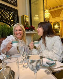 Paulina Vetrano Instagram - Tu risa y felicidad siempre va a ser la nuestra 🤍 Feliz cumple a la persona más importante de mi vida, mi mamá! No puedo explicar lo que significas para mi! GRACIAS por absolutamente T O D O! Te amo te amo te amoooo infinito 🥇🎂🎈🤍