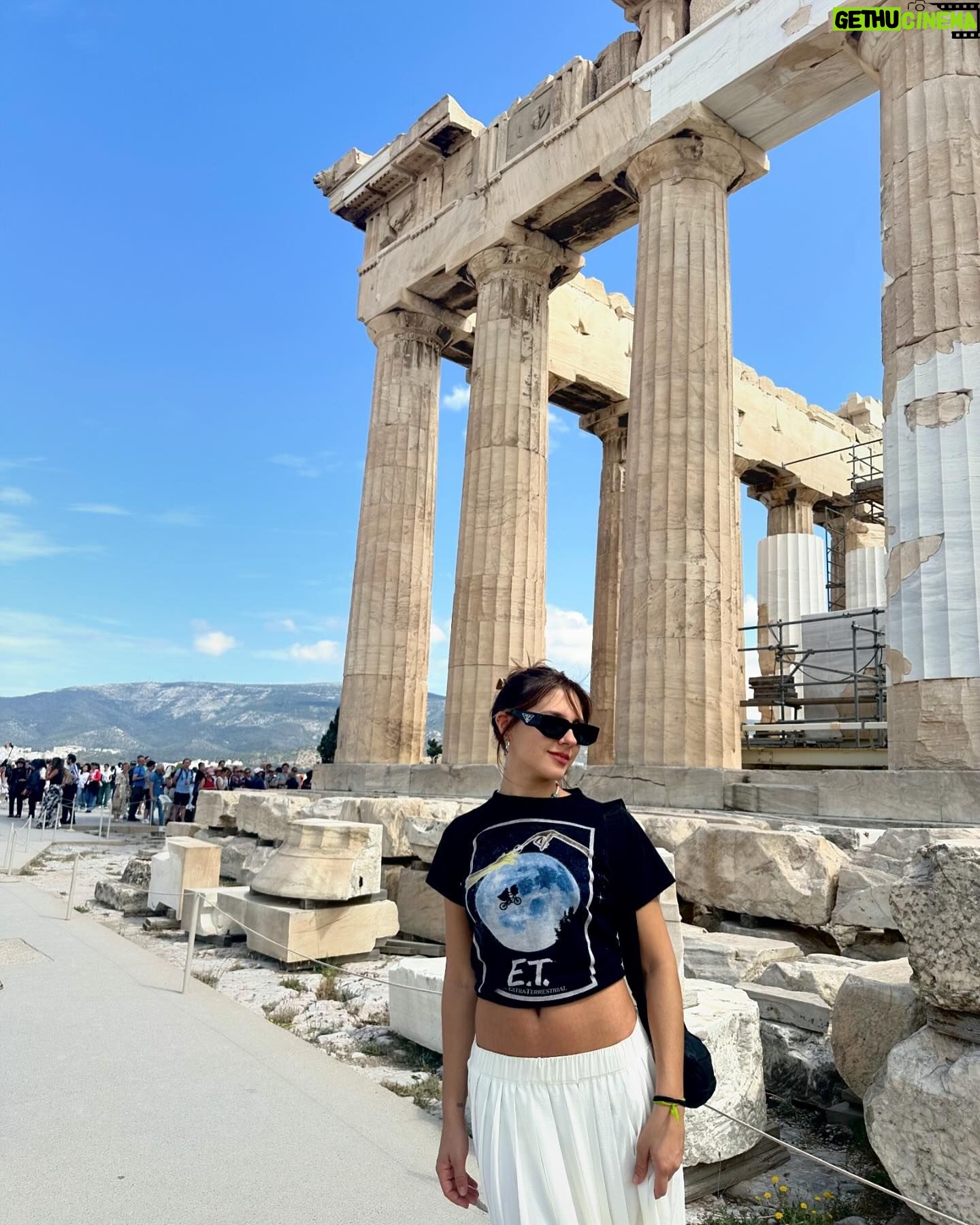 Paulina Vetrano Instagram - Primer destino : Atenas 🇬🇷🏛️🤍 Reviví toda mi infancia con la película de Hércules 🤧